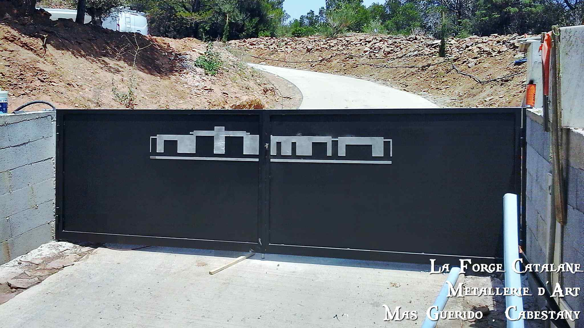 Portail tole decoupe laser motif personnalise thermolaquage gris anthracite forge catalane.jpg